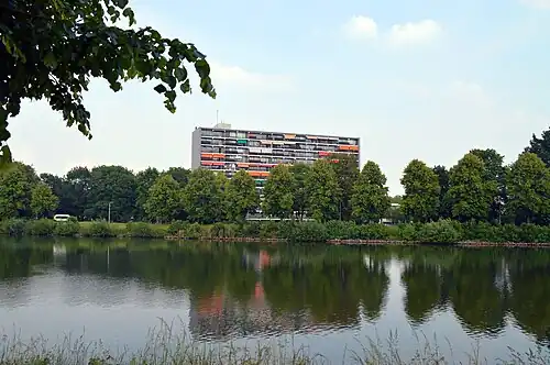 Hoogbouw aan het Maas-Waal kanaal