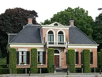 Herenhuis Herenhuis in ambachtelijk-traditionele stijl met eclectische elementen[5]