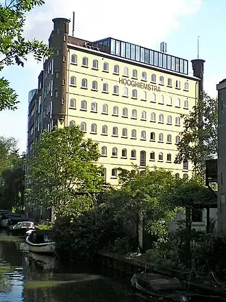 Hooghiemstra langs de Biltsche Grift gezien vanaf de Vaaltbrug