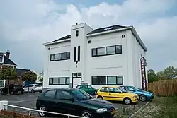 De voormalige openbare lagere school aan het Hoendiep