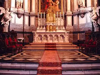 Het hoogkoor, met 19de-eeuws altaar.