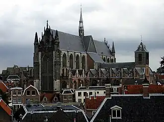 Gezicht op de kerk vanaf de Burcht van Leiden.
