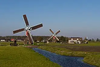 De molengang met Kalkmolen (l) en Doesmolen (r)