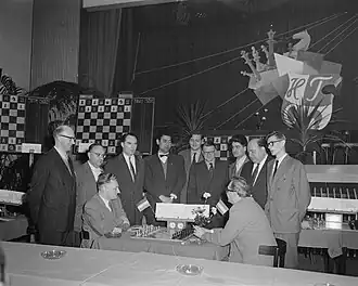 Kramer tegen Pilnik. De overige spelers kijken toe