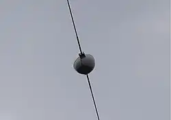 Veiligheidsbol aan de draden ter hoogte van Merselo