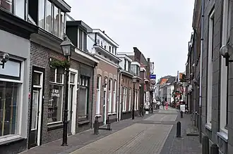 Blik in de Hoogstraat vanuit Om 't Wedde