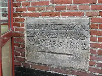 Gevelsteen met aanduiding van het waterpeil bij de stormvloed van 1682
