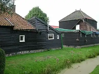 Hooihuis. In 1904 werd tegen de westzijde een aangekapt gedeelte opgetrokken. Het hooihuis maakt deel uit van een boerderij bestaande uit woning en stal