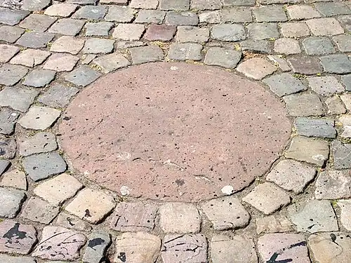 Een replica van de "Roode Steen" waar het plein zijn naam aan dankt