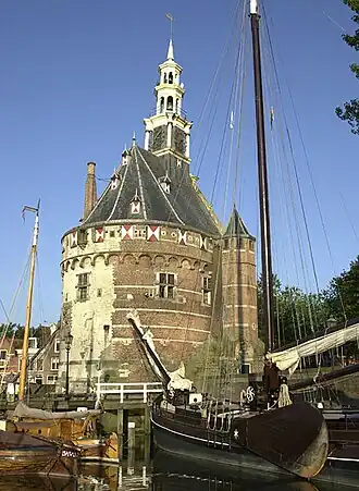 Hoofdtoren gezien vanaf de waterzijde