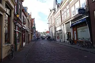 De Kerkstraat gezien in de richting van het Kerkplein (2010)