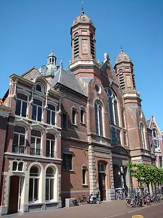 R.K. Sint Cyriacus en Franciscus kerk met links de pastorie, beide naar ontwerp van A.C. Bleijs