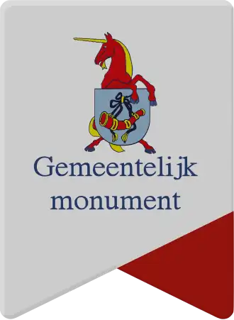 Monumentenschildje van Hoorn, de eerste in Nederland dat gelijk is aan het rijksmonumentschildje, maar met wapen van de gemeente