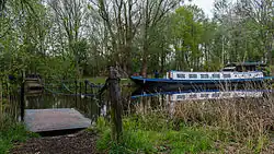 Woonboot aan het Hoornse Diep met overzetje