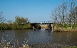 Samenloop van de Hoornse Vaart (midden) en het Warfhuizerloopdiep (rechts) tot het Hunsingokanaal (links) met de Hellenstertil en achter de bomen 't Stort.