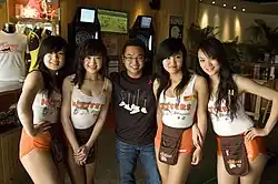 Hooters Girls in standaard-uniform in Shanghai (China)