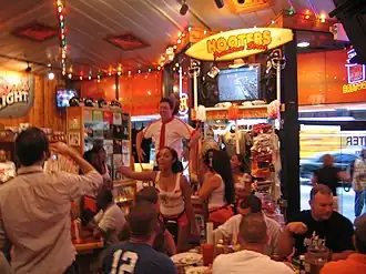 Een vrijgezellenfeest in een Hooters-restaurant