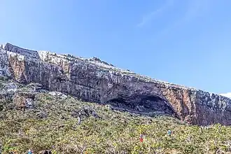 de Hoqgrot gezien vanaf de kust