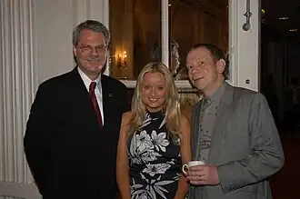 Lucy Davis samen met Horace Newcomb (links) en Jon Plowman, producent van The Office (2004)