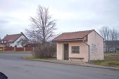 Bushalte in het dorp (1)