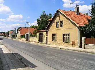 Huizen langs de hoofdstraat