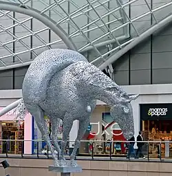 Equus Altus - binnen Trinity Leeds, Leeds, Engeland