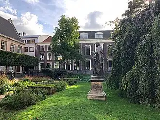 De Hortus Medicus, met het standbeeld van L.J.&nbsp;Coster.