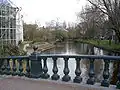 De Hortusvijver gezien vanaf brug 233, met zicht op de Drieklimatenkas van de Hortus Botanicus (links), het plantsoen en de straat Hortusplantsoen (rechts) en brug 232 op de achtergrond.