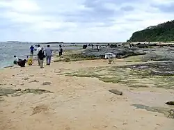 Hoshizuna-no-hama (Star Sand Beach): Strandjutters op zoek naar stervormige zandkorrels.
