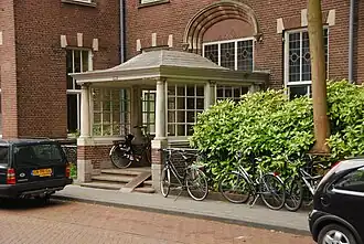 Hoofdingang van het voormalig ziekenhuis