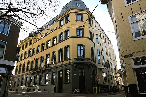 Hotel des Indes vanaf de Vos-in-Tuinstraat genomen, met rechts de ingang van de Kazernestraat