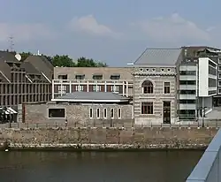 Villa Jaunez en tuinmuur omringd door hotelvleugels