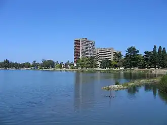 Een appartementsgebouw in Batoemi waar Abchazische vluchtelingen verbleven.