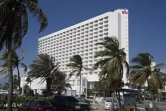 Het Hotel Riu Palace, één van de "highrise" hotels.