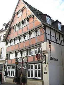 Hotel Walhalla (1690), één der weinige vakwerkhuizen die de stad nog rijk is