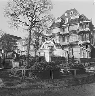 Entreezijde hotel in 1972