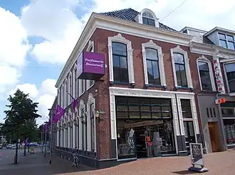 Het voormalige Hotel de Nederlanden aan het begin van de straat