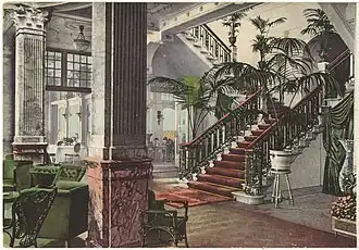 Le grand escalier du hall Louis XVI avec vue sur le salon de lecture et le restaurant'