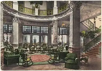 Le grand hall Louis XVI avec vue sur le restaurant