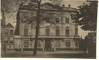 Hotel ca. 1890 met links van de gevel een "straatje".[30]