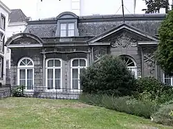 Dragonderwacht tegenover het gouvernementspaleis