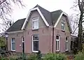 Villa met aangebouwde werkplaats