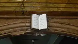 Gebod op houten boek