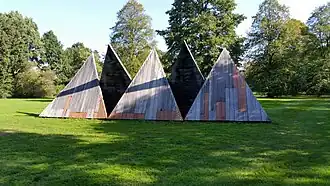 Houten driehoeken westzijde (oktober 2018)