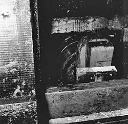 Houten wateras met stalen schenen