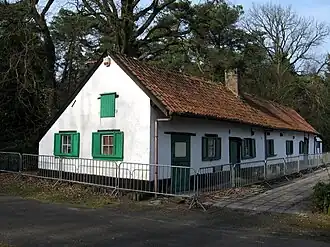 Hoeve met een mank zadeldak