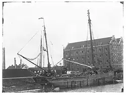 Jacob Olie met de pakhuizen en de dubbele basculebrug rechts (1895)