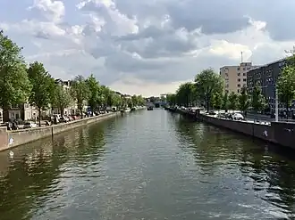 Houtmankade (beide zijden) gezien vanaf de Westerkeersluis (juli 2019)