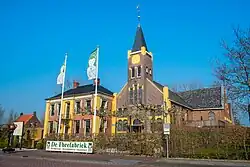 De Theefabriek. Het rechter gebouw was vroeger de gereformeerde kerk (1862) en het linker gebouw de pastorie (1870)
