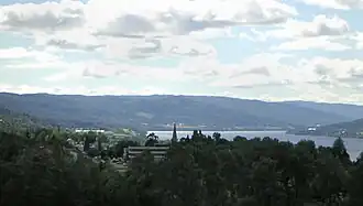 Hov met de Randsfjord op de achtergrond